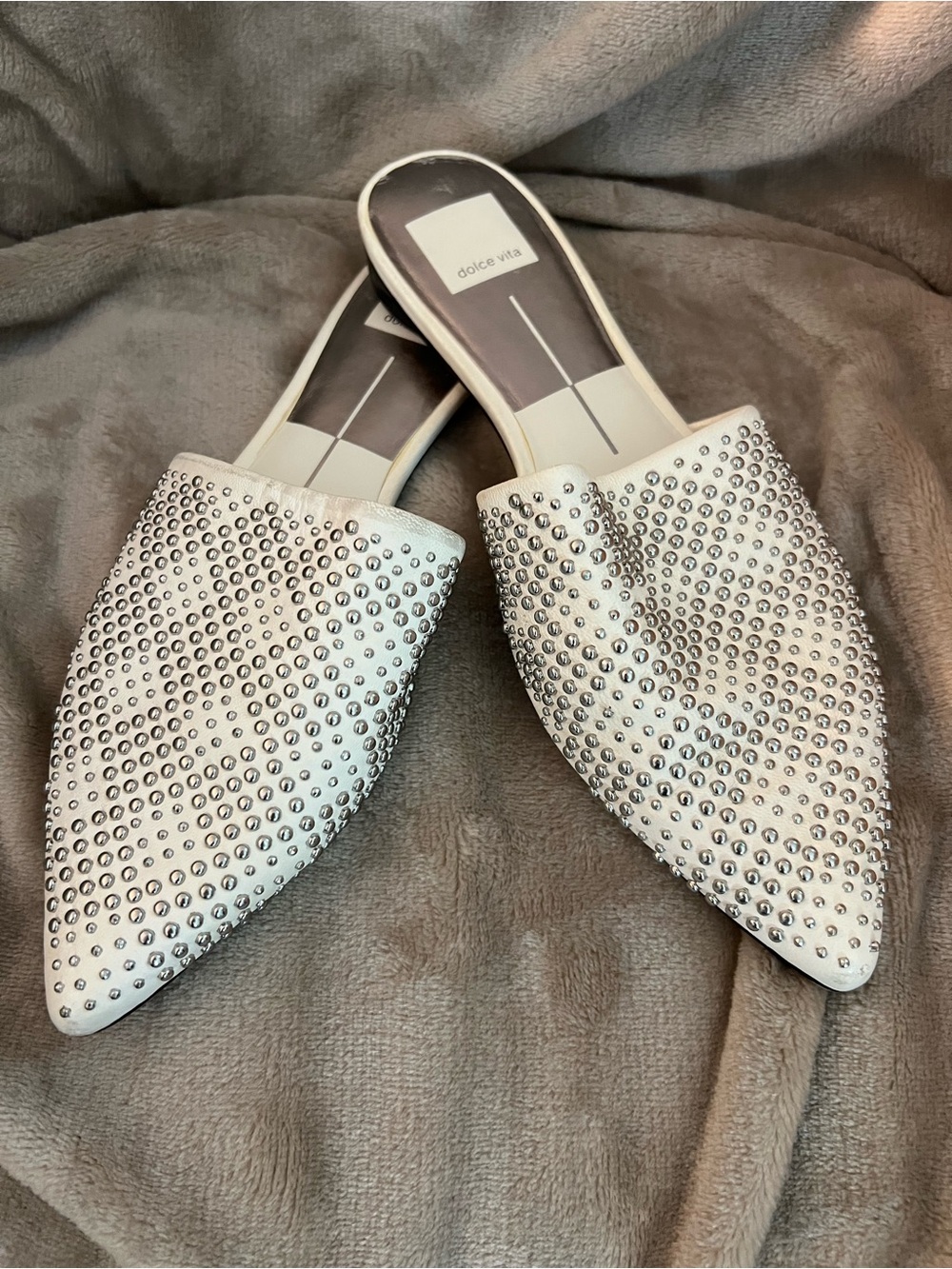 Dolce Vita Women’s 7.5 Leather White/Silver Pointed Toe Studded Slides
